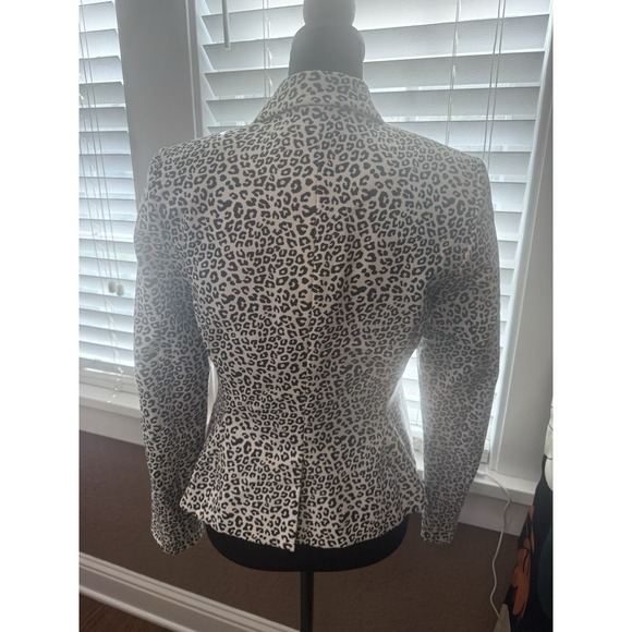 Calvin Klein Women's Leopard Print Poly Blend 2 Button‎ Long Sleeve Blazer Sz 4P - Picture 2 of 9
